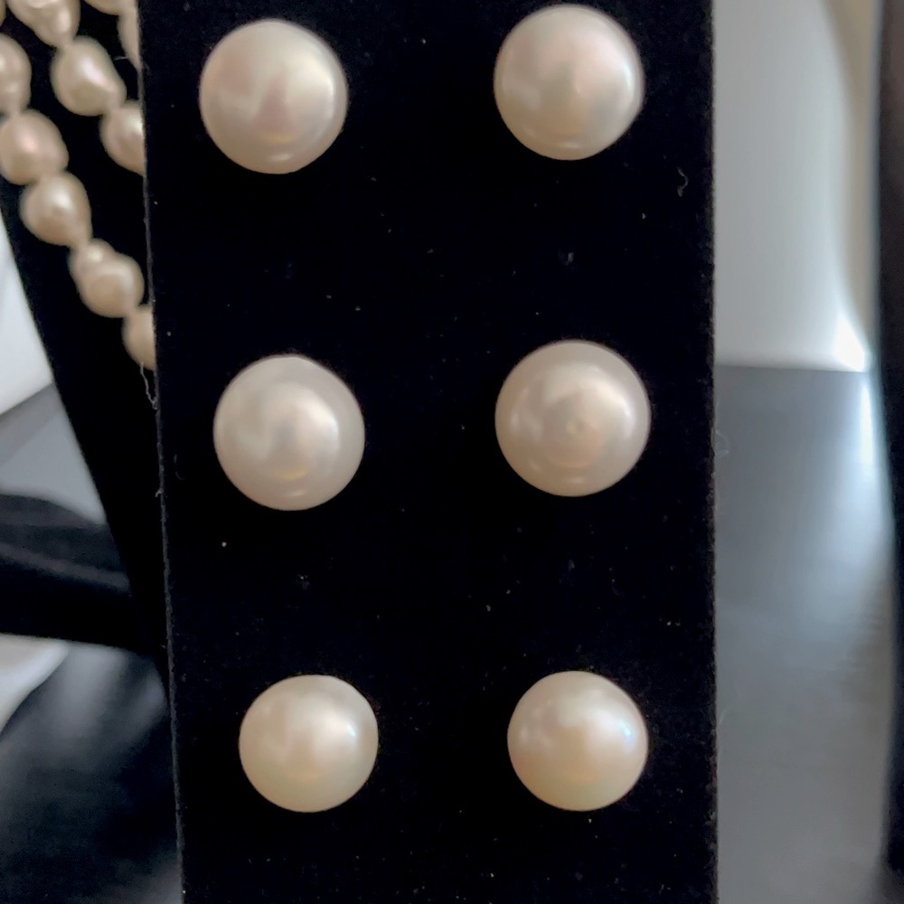 Simply White Pearl Earring
